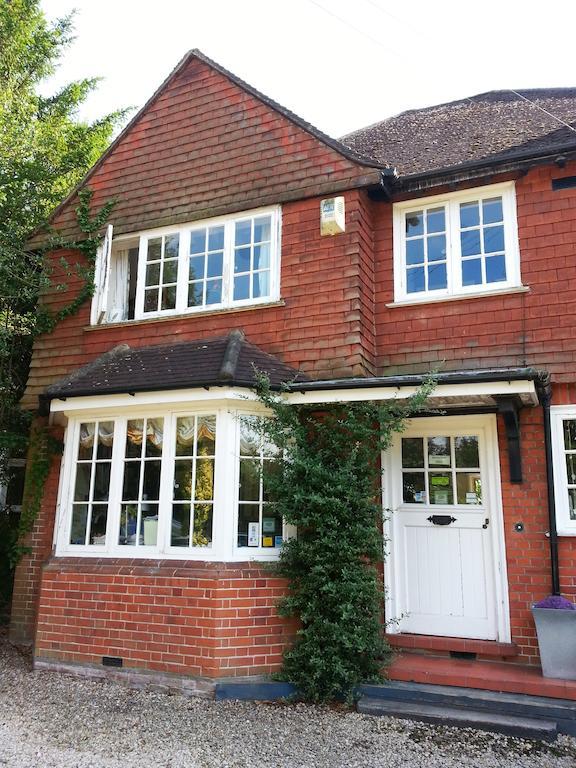 Rosemead Guest House Claygate Exterior photo