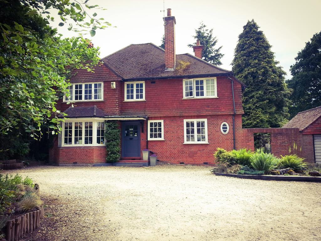 Rosemead Guest House Claygate Exterior photo