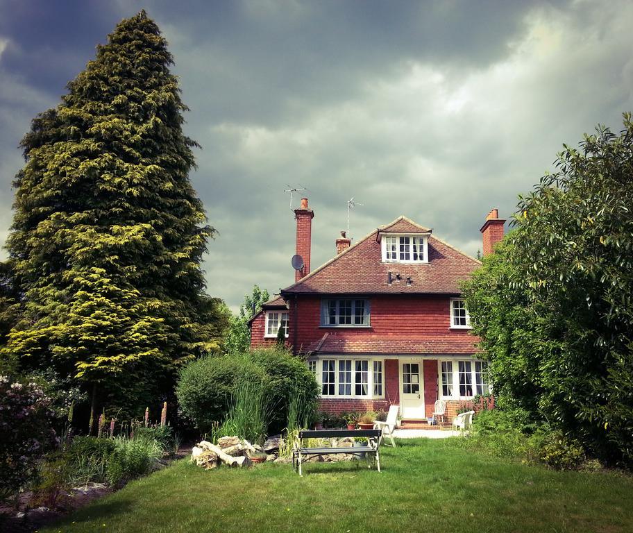 Rosemead Guest House Claygate Exterior photo
